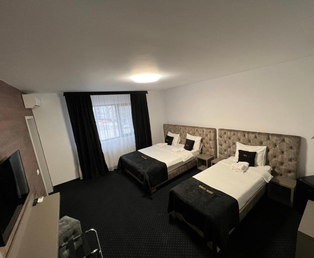 Renato House Hotel Târgu Jiu Екстериор снимка